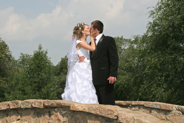 婚礼上亲吻图片下载