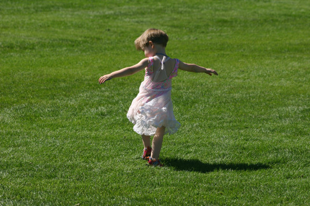 女孩旋转图片下载