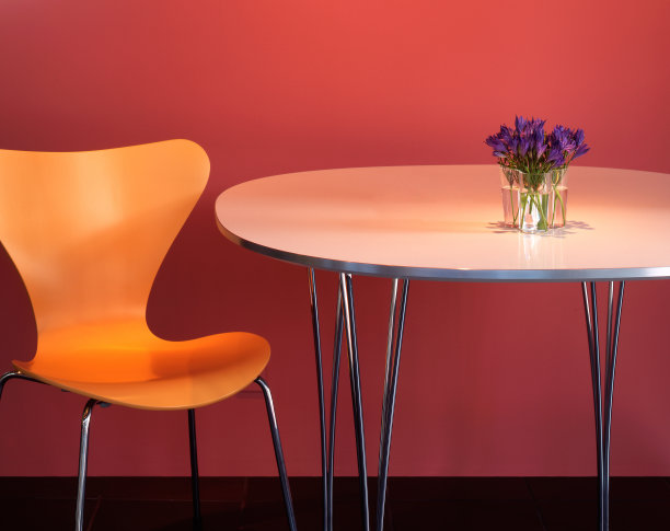 桌子上的空椅子图片下载