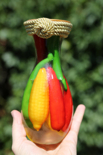 玻璃花瓶中的辣椒图片下载