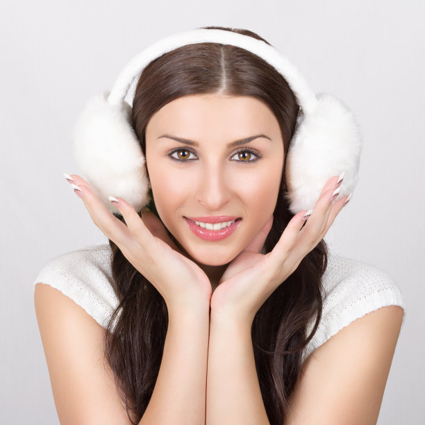 时髦的年轻女子穿着冬装，戴着柔软的耳套图片下载