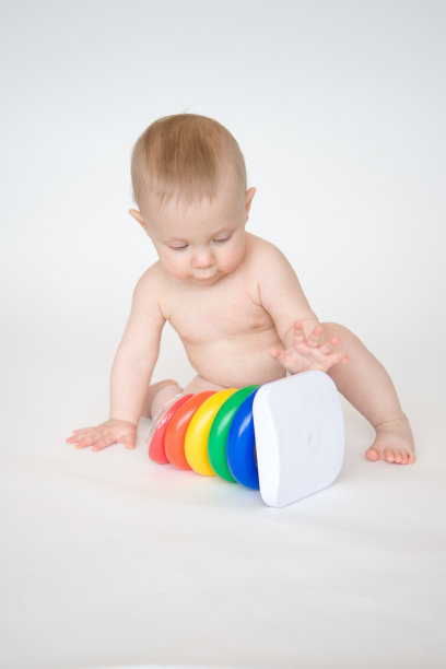 可爱的宝宝玩玩具图片下载