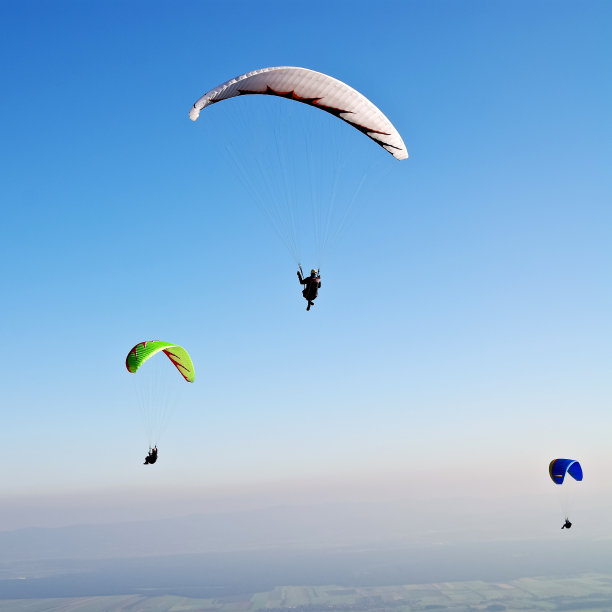 三只风筝在傍晚的天空中航行。图片下载