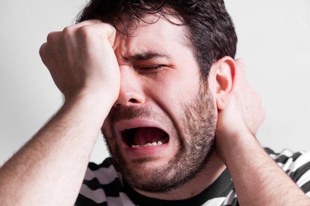 一个穿着黑白衬衫的男人痛苦地喊叫图片下载