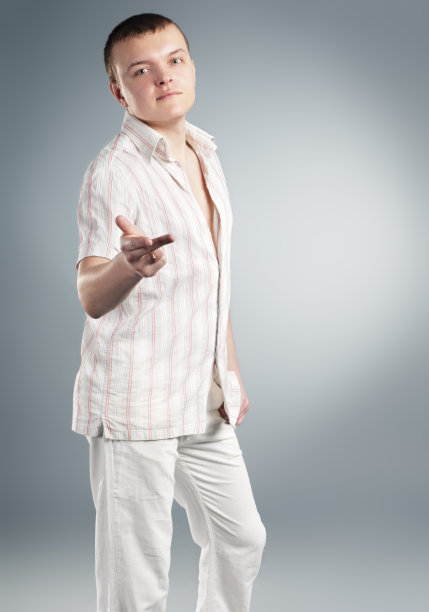 年轻人。工作室肖像图片下载