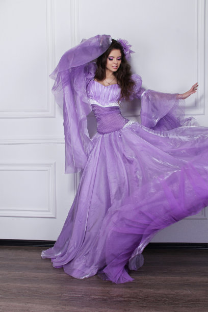 年轻漂亮的女性，穿深色衣服的白人图片下载