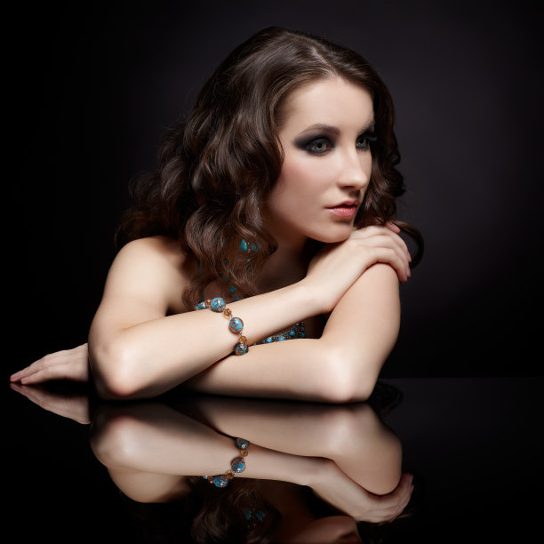 褐发女人和镜子图片下载