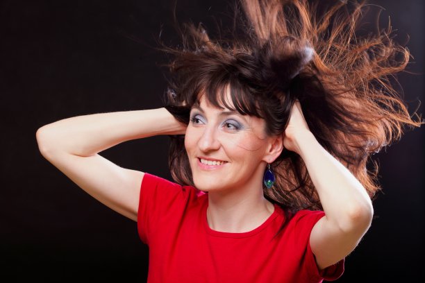 头发蓬乱的女人图片下载