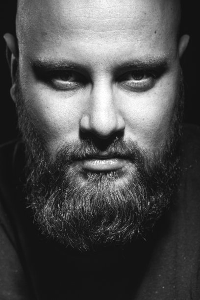 一个蓄着胡子的野蛮男人的肖像图片下载