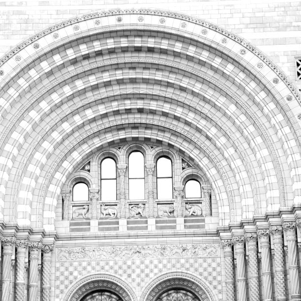 伦敦、英格兰、欧洲的古老建筑，砖墙和窗户图片下载