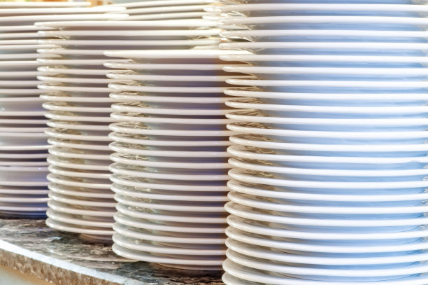 一堆堆干净的餐具图片下载