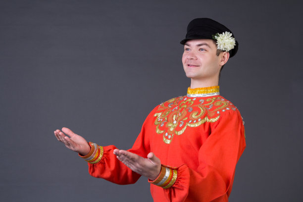 迷人的俄罗斯人穿着民族服装跳舞图片下载