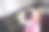小女孩在锅里放意大利面图片下载