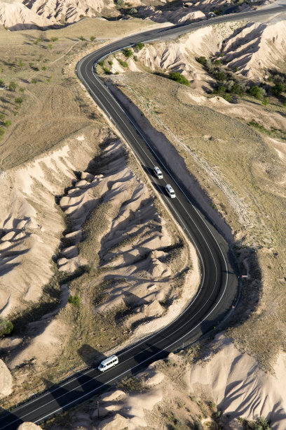 从热气球上俯瞰卡帕多西亚的道路图片下载