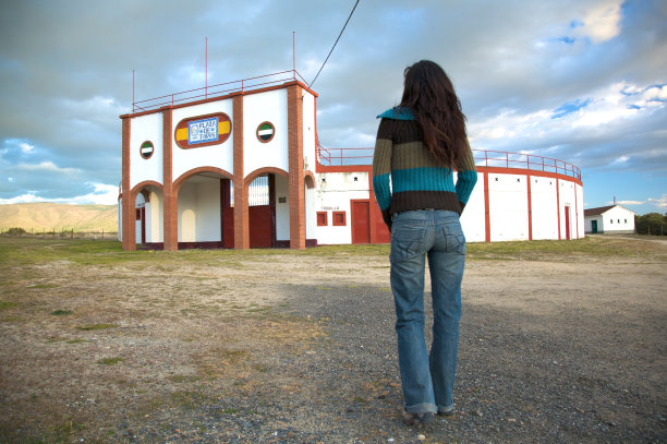 斗牛场前的女人图片下载