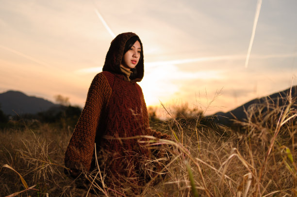 穿连帽毛衣的女人图片下载