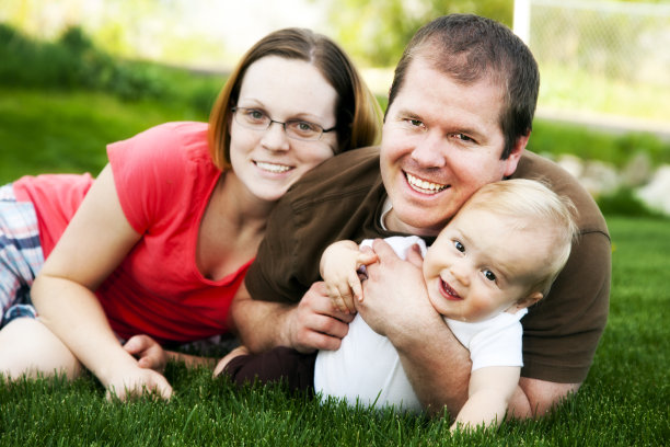 年轻的母亲，父亲，儿子微笑如新家庭图片下载