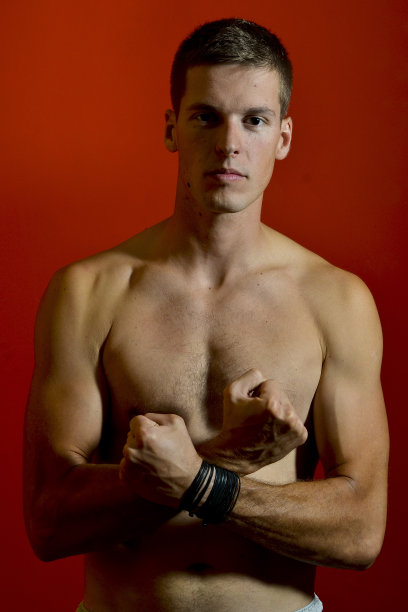 男模特赤裸胸部，双臂交叉图片下载