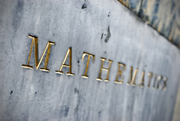 大学大楼上的数学标志图片下载