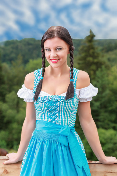 女士在肩外蓝色连衣裙与编发图片下载