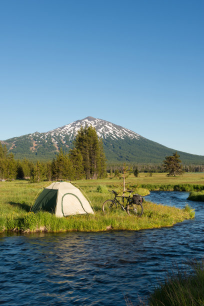 俄勒冈州喀斯喀特山脉的自行车露营图片下载