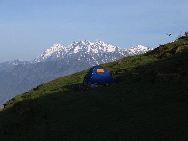 在山顶宿营图片下载