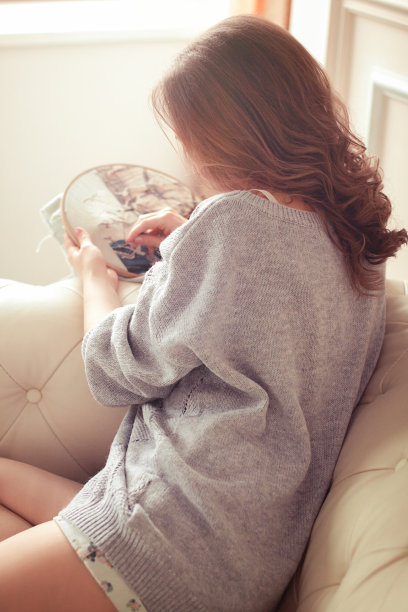 坐在家里沙发上的女人图片下载