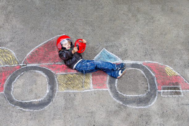 小男孩喜欢用粉笔画赛车图片下载