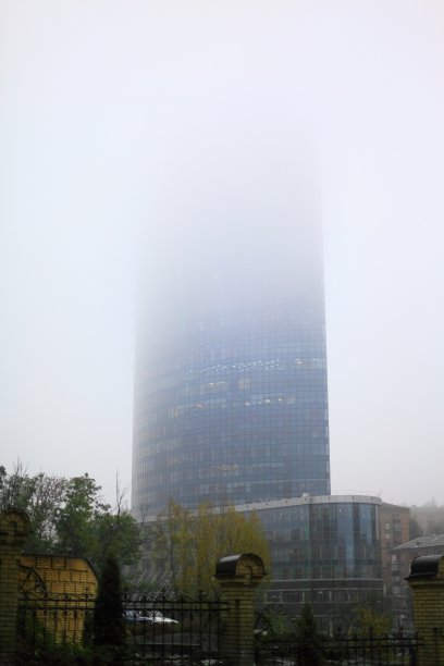 雾中的现代建筑，基辅。图片下载