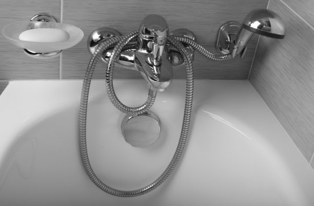 浴缸的特写在黑色和白色图片下载