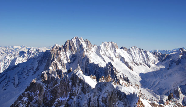 冬天的阿尔卑斯山脉。高山山脊图片下载