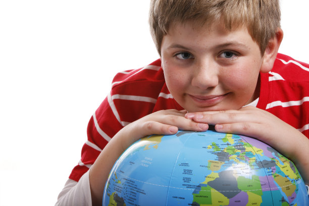 一个带着地球仪的小男孩图片下载