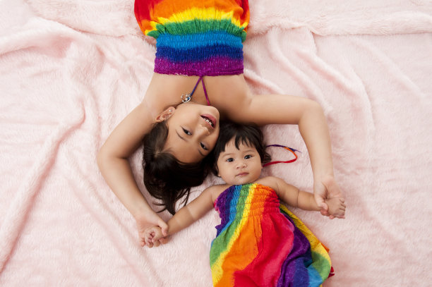 穿着彩虹色裙子的亚洲姐妹图片下载