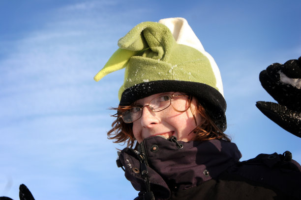 快乐的青少年在外面玩图片下载