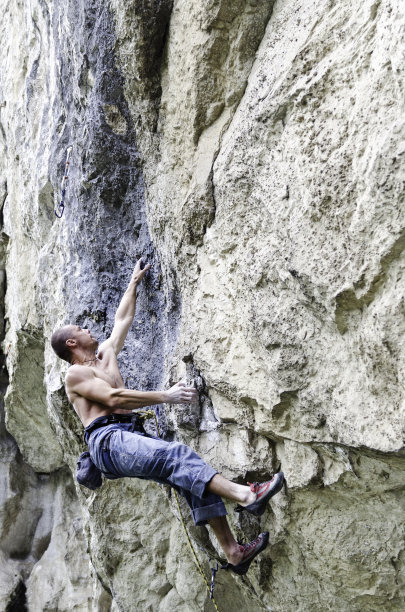 攀岩者抓着小的手图片下载