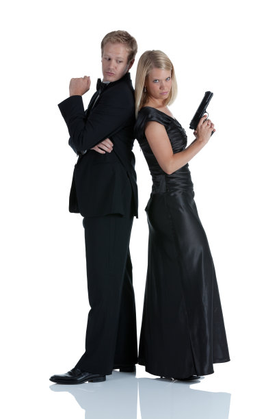一对手持手枪的夫妇图片下载