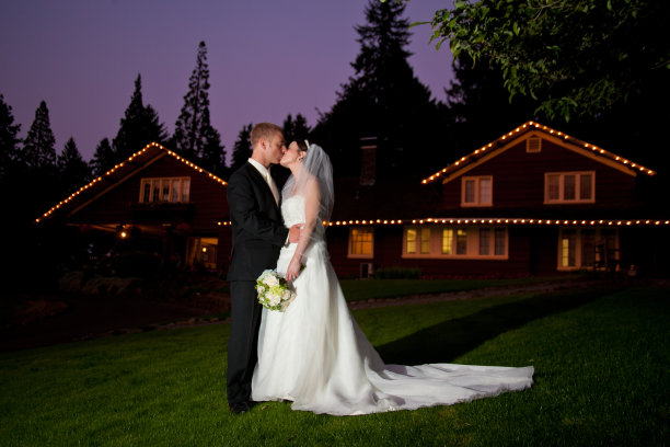 新婚夫妇亲吻在婚礼服装在夜晚充满活力的背景颜色图片下载