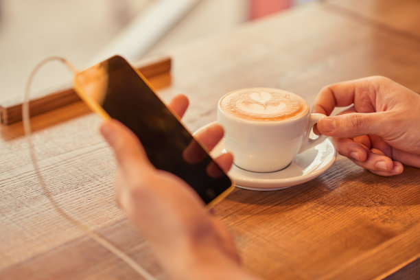 喝咖啡的好男人图片下载