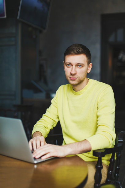 开朗的男程序员在一家咖啡馆工作图片下载