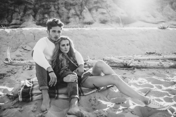 海滩上一对快乐的情侣图片下载