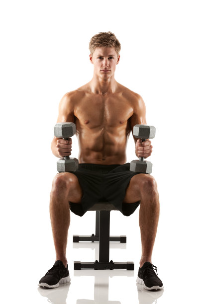 肌肉发达的男人用哑铃锻炼图片下载