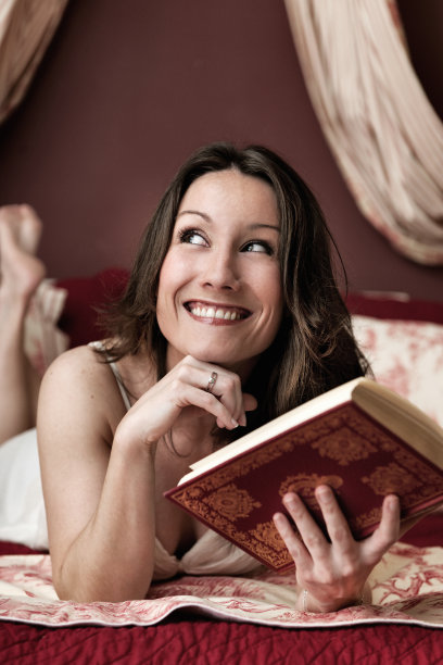 女人在看书图片下载