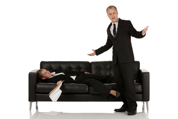 一个商人站在一个躺在沙发上不省人事的女商人旁边图片下载