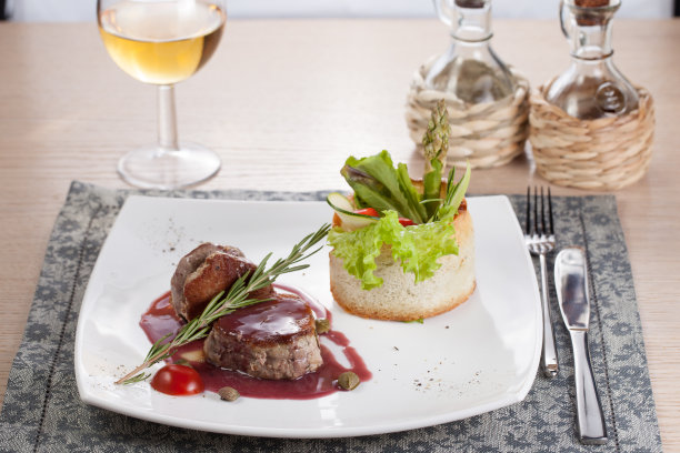 在木桌上烤蔬菜和肉图片下载