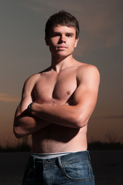 穿牛仔裤的年轻人图片下载