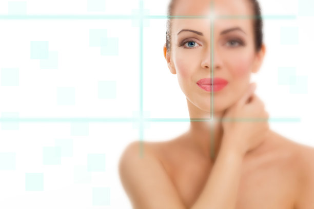美丽的女人眼睛上有虚拟全息聚焦图片下载
