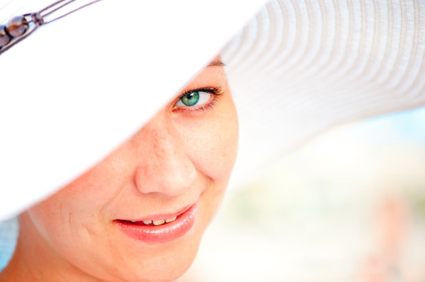 一个年轻迷人的微笑女孩戴着帽子的肖像图片下载