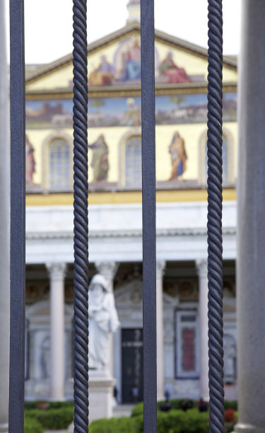 门后的教堂图片下载