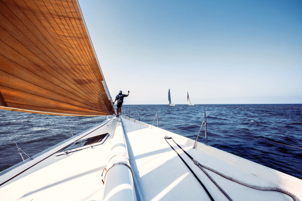 有白帆的帆船图片下载