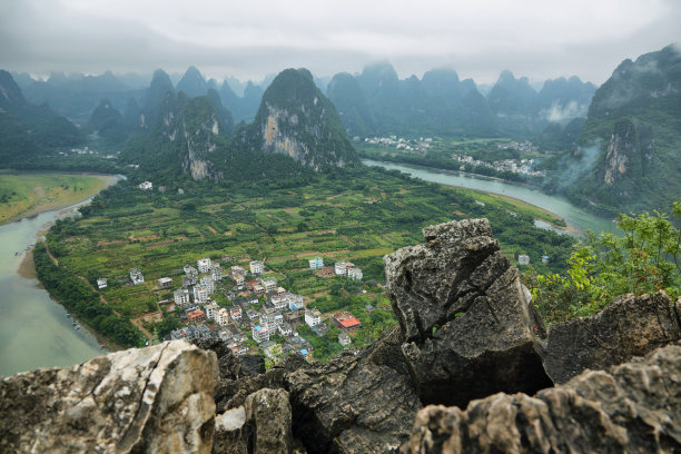 喀斯特山脉环绕漓江从仙公山图片下载